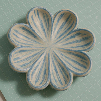 Ton-Schale mit Blütenmotiv selber formen