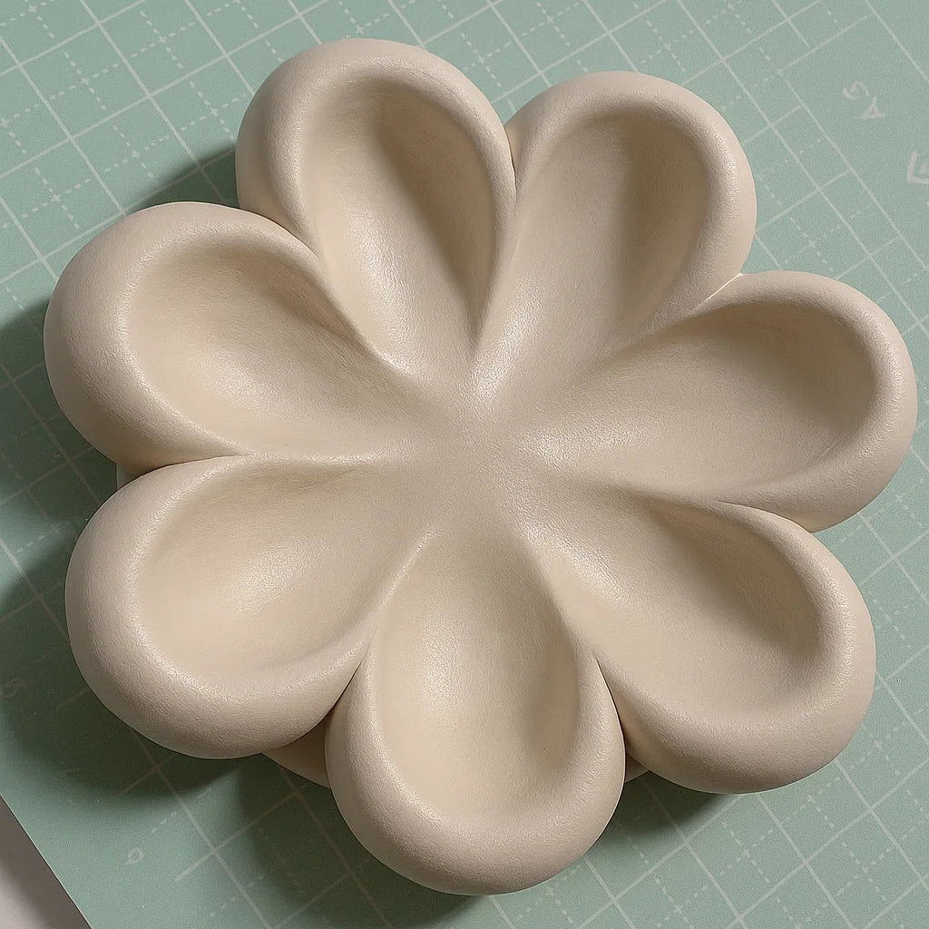 Ton-Schale mit Blütenmotiv selber formen