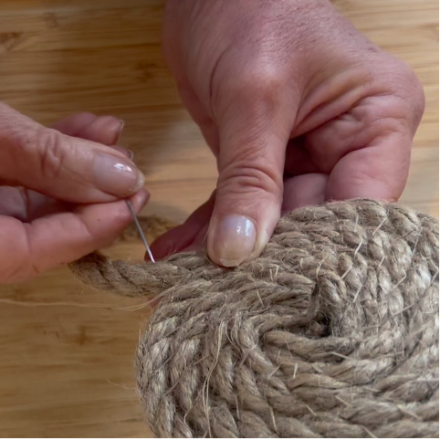 Zwei Untersetzer aus Naturseil selber nähen