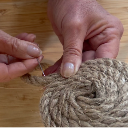 Zwei Untersetzer aus Naturseil selber nähen